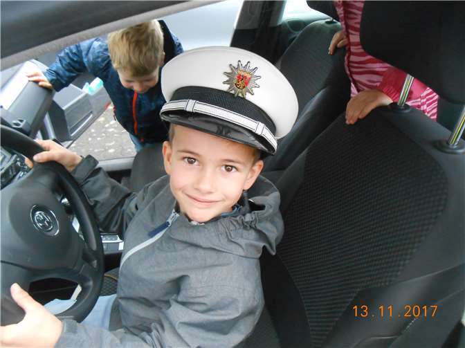 Die „Wolfszähne“ durften auch den Streifenwagen erkunden. privat