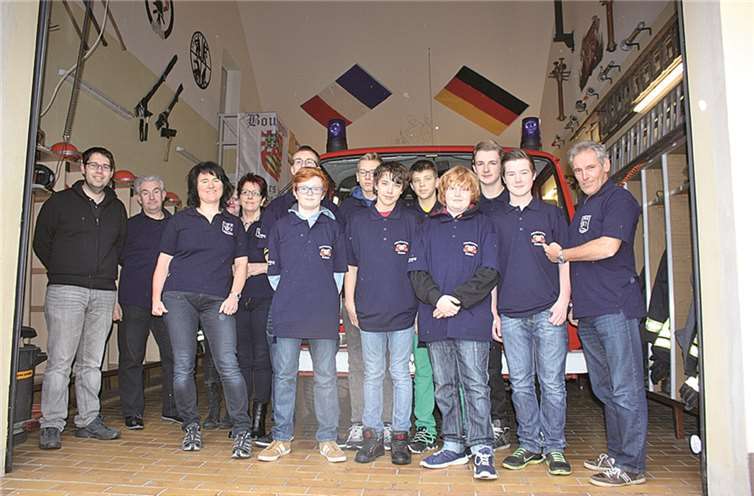 Die Wolkener Jugendfeuerwehr präsentiert ihre neuen Poloshirts.privat