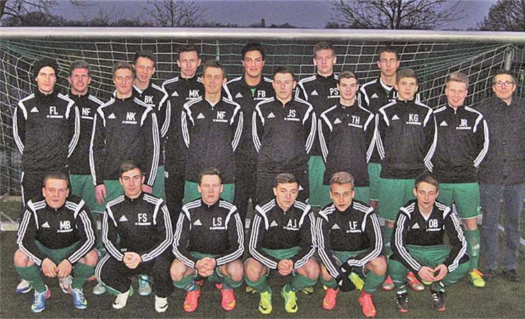 Die Wormersdorfer A-Jugend freut sich über neue Aufwärmshirts. privat