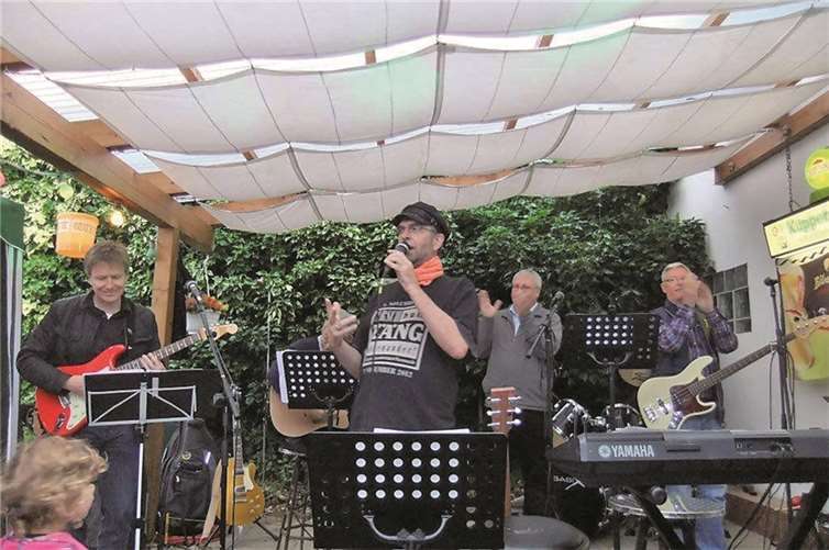 Die Wormersdorfer Hobbybands unterhielten das Publikum mit traditionellen Liedern aber auch Pop, Rock und Kölsch-Songs wurden geboten.