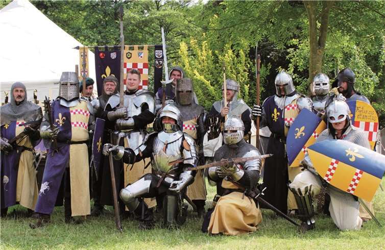 Die Wormersdorfer Ritter lagern am Fuße der Tomburg an 9./10. August anlässlich des Ritterschlags.privat