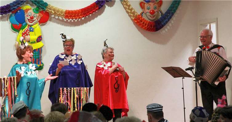 Die "Wü-di-ei-Li".-Gruppe singt ihr Wunschlied für Heinz Meurer.