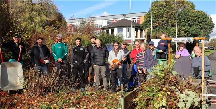 Die „Wühlmäuse“ im Buchfinkenland freuten sich nach getaner Arbeit und mussten danach nicht hungrig oder durstig nach Hause gehen. Foto: Uli Schmidt