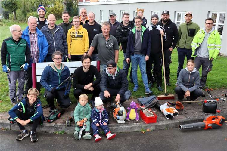 Die „Wühlmäuse“ nach getaner Arbeit – die bei bestem Herbstwetter viel Spaß gemacht hat, wie man an den freudigen Gesichtern erkennen kann. Foto: Uli Schmidt