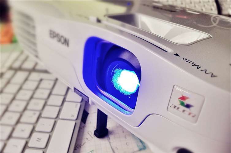 Die Wünsche an die Beamer-Präsentation sind meist klar definiert: Die Bilder müssen scharf und kontrastreich und trotz den Lichtverhältnissen im Raum gut sichtbar sein. Welches Gerät dann das Passende ist, variiert auch je nach dem Anlass der Präsentation. Foto: pixabay.com © LoboStudioHamburg (CC0 Public Domain)