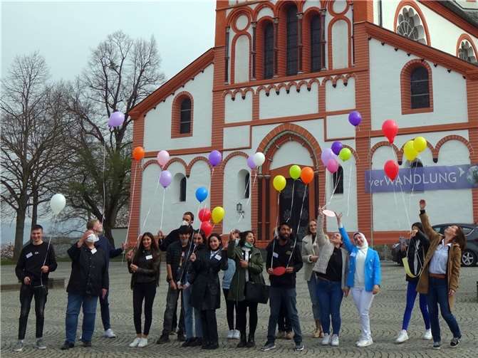 Die Wünsche der jungen Migrantinnen und Migranten schweben auf der Kirchplatz in Sinzig in die Luft.Foto: Bistum Trier/Julia Fröder