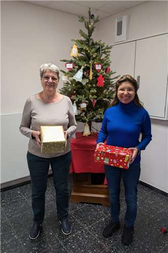 Die Wunschbaumaktion war dank der großen Spendenbereitschaft wieder ein Erfolg. Martina Prüm (l.) und Sabine Stelter (r.) freuen sich über den positiven Abschluss der Aktion.  Foto: Bettina Kriegel