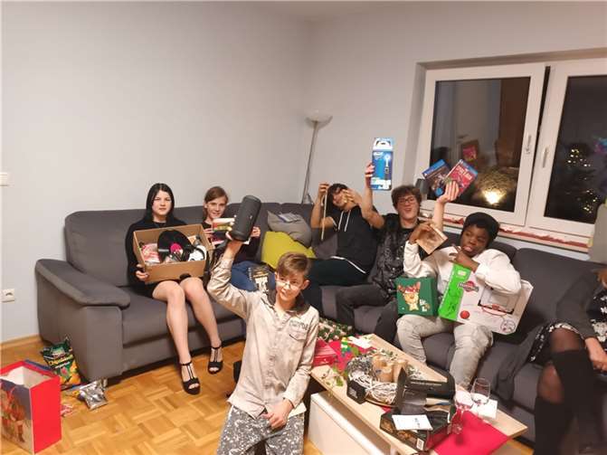 Die „Wunschweihnacht“-Geschenke der BLICK aktuell-Leser wurden in den teilnehmenden Einrichtungen verteilt und zauberte ein Lachen in die Gesichter der Kinder, Jugendlichen und Erwachsenen mit Behinderung.  Fotos: privat