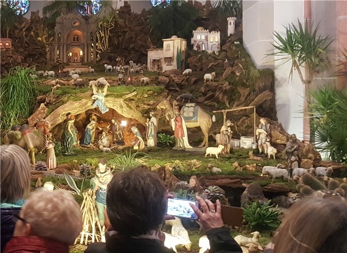 Die Wurzelkrippe faszinierte die Wanderer.