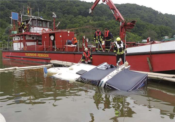 Die Yacht konnte mittels Kran der Feuerwehrfähre RPL 7 gehoben werden. AB