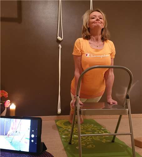 Die Yoga-Lehrerin, Jutta Lacher, des Vereins nimmt ihre Kursstunden auf Video auf und übermittelt diese an ihre Teilnehmerinnen und Teilnehmer.Foto: privat