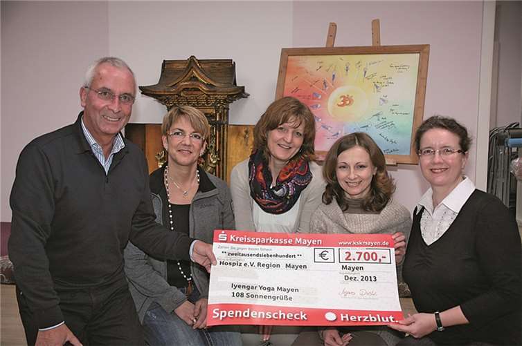 Die Yoga-Lehrerinnen Agnes Dietz (2.v.r.) und Sabine Rinneburger von der Mayener Iyengar Yoga Schule übergaben in diesen Tagen das stolze Ergebnis ihrer Idee in Höhe von 2.700 Euro an Pfarrerin Metje Steinau (r.) als stellvertretende Vorsitzende des Hospizvereins, Geschäftsführer Walter Klaes und Hospizfachkraft Ursula Wolf (M.). WE