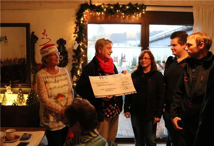 Die Young- & Oldtimerfreunde Oberdreis übergaben ihreSpenden an die Kinderkrebshilfe Gieleroth. Foto: Julia Hahn