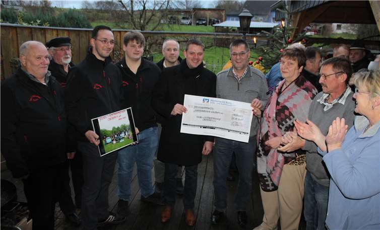 Die Young- & Oldtimerfreunde Oberdreisüberreichten einen Scheck über 350 Euro. Fotos: UP