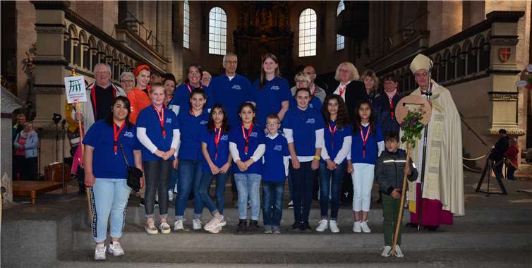 Die „Young Singer“ im Trierer Dom mit Weihbischof Jörg Michael Peters.Foto: privat