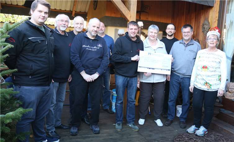 Die Young- und Oldtimerfreunde übergaben einen Scheck in Höhe von 400 Euro. Fotos: privat