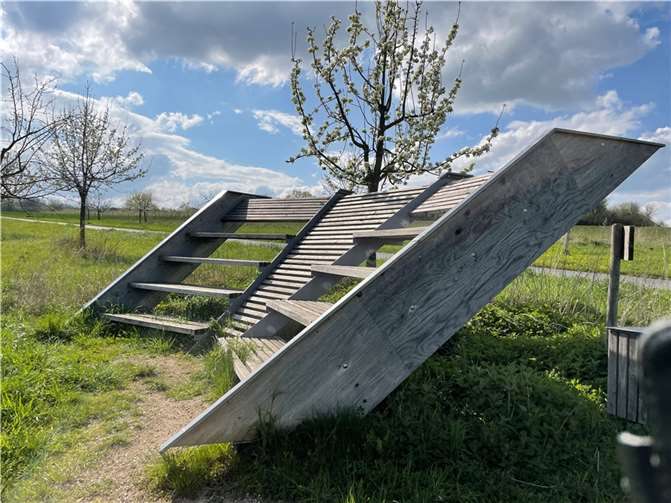 Die „Z-Bank“ ist eine der kleinen Sehenswürdigkeiten am Wegesrand.  Foto: ROB