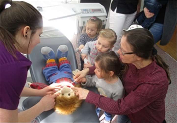 Die Zähne der Handpuppe Max wurde eingehend ´untersucht`. privat