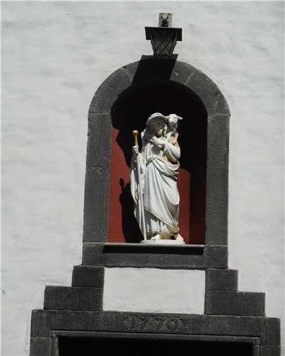 Die Zahl 1770, die über dem Eingang der Kapelle eingemeißelt ist, weist darauf hin, dass in jenem Jahre ein Neu- oder Anbau des Gotteshauses erfolgte.Foto: privat