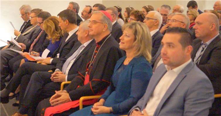 Die Zahl der Ehrengäste war groß: zwei ehemaligen Landräte, der Weihbischof, die Staatssekretärin, der ADD-Präsident und die Abgeordneten saßen in der ersten Reihe. Foto: TT