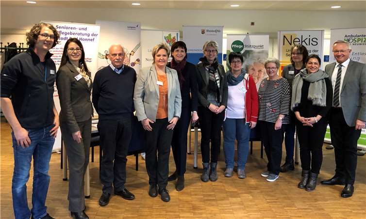 Die Zahl der Menschen mit Demenz steigt kontinuierlich, sowohl in Deutschland als auch im Landkreis Neuwied. Dies nahm der Vorsitzende des Senioren- und Behindertenbeirats der Verbandsgemeinde Unkel, Dieter Borgolte (Dritter von links) zum Anlass, gemeinsam mit der Psychiatriekoordinationsstelle der Kreisverwaltung Neuwied, vertreten durch die Dezernentin Hildegard Person-Fensch (Fünfte von links) und Landrat Achim Hallerbach (rechts), zu einer Informationsveranstaltung einzuladen.Foto: privat