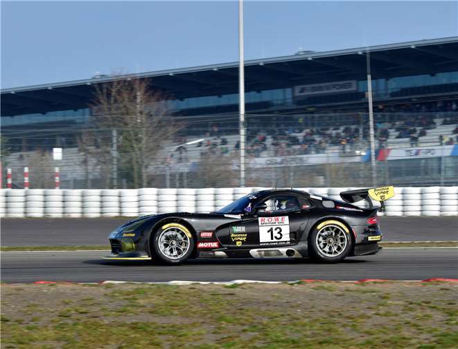 Die Zakspeed-Viper in ihrem Element auf der Rennstrecke. Fotos: -BURG-