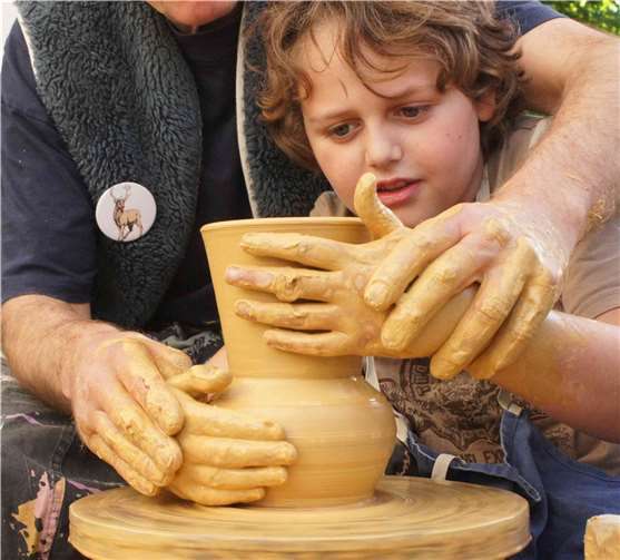 Die Zaubertöpferscheibe von Thomas Benirschke begeistert alle. Foto: privat