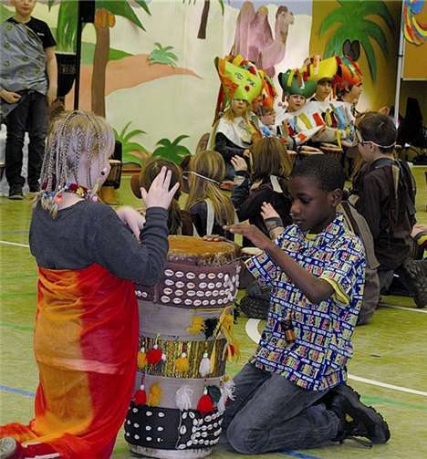 Die Zaubertrommel wurde von zwei Kindern getrommelt. privat