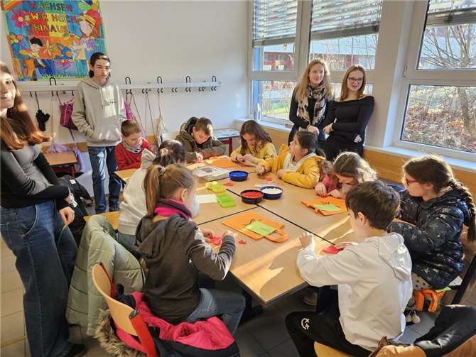 Die Zehntklässler zeigten den Grundschülern ihre Brohltalschule.