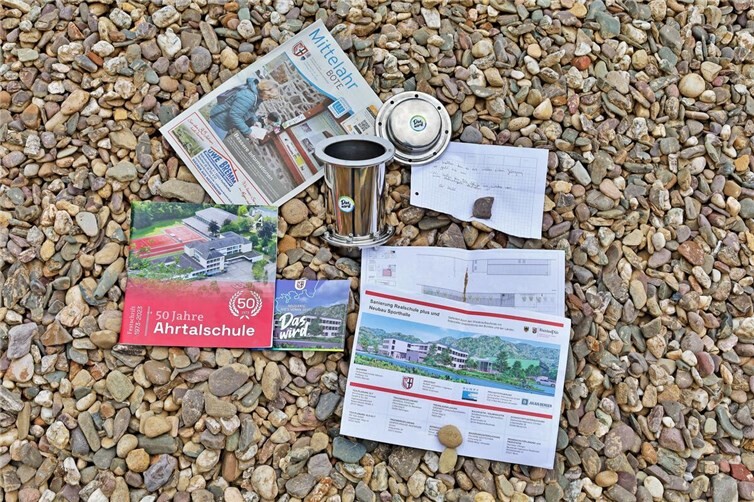 Die Zeitkapsel zur Grundsteinlegung an der Sporthalle Altenburg wurde unter anderem mit guten Wünschen der Schülervertretung der Ahrtalschule und Bauplänen bestückt. 