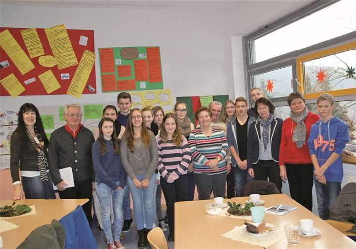 Die Zeitzeugen Marga Bildhauer, Regina Wey, Hermann Müller und Karl Alderath standen in der Realschule+ Kobern-Gondorf den Schülern der 9d Rede und Antwort. privat