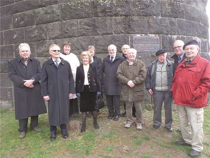 Die Zeitzeugen und Ehrengäste am ersten Brückenpfeiler. STUKO