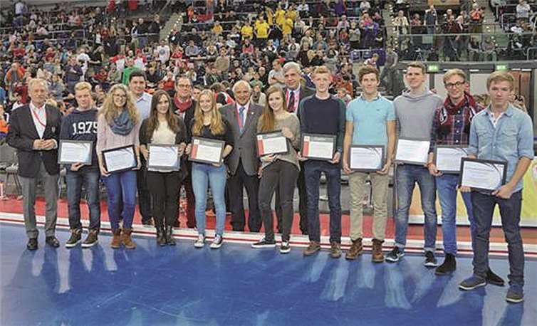 Die Zertifikatsgewinner wurden zwischen den Finals mitten auf dem Platz vor allen Fans geehrt: Aus Rheinland-Pfalz/Saar waren die Koblenzerinnen Alina Rinke und Laura Scherer vom Hockeyclub Rot-Weiß Koblenz unter den Ausgezeichneten. privat