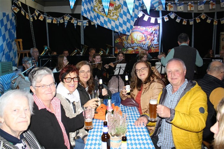 Die Zettinger Floriansjünger hatten ihr Feuerwehrgerätehaus für ein zünftiges Oktoberfest in eine schmucke bayerische Bierarena verwandelt.