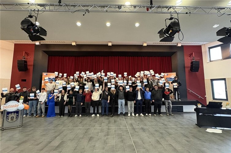 Die Zeugnisausgabe war ein schöner und besonderer Lohn für die IHK-Absolventen.