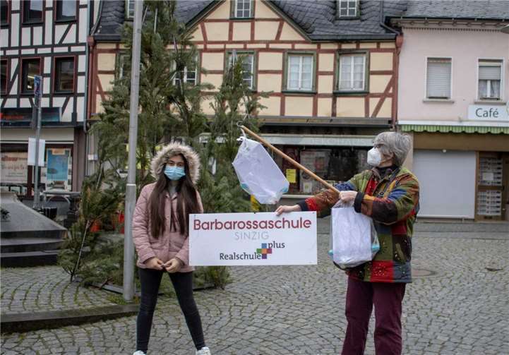 Die Zeugnisübergabe unter Coronabedingungen war sicher ein Hingucker für einige Passanten. Foto: privat