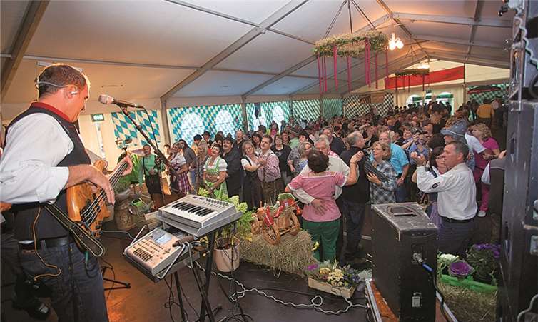 Die „Zillertaler Haderlumpen“ brachten grandiose Stimmung ins Zelt.