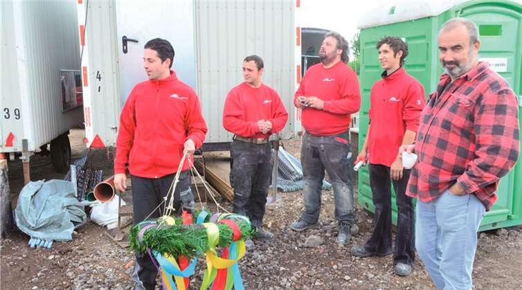 Die Zimmerleute den Richtkranz bereit und Sebastian Berhausen (2. v.re.) sagte den Richtspruch auf.