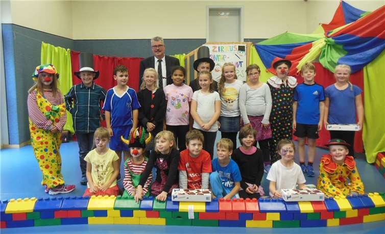 Die Zirkusartisten mit Stadtbürgermeister Hans Peter Ammel.  Kinderhort Kunterbunt