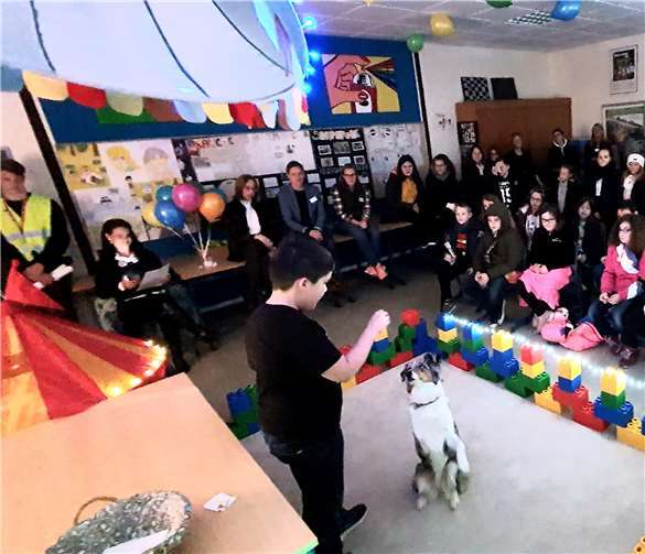 Die Zirkusaufführung mit dem Schulhund sorgte für Begeisterung bei den Besuchern. Foto: privat