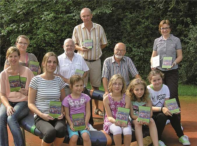 Die „Zirkuskinder“ der Grundschule an der Landskrone Heimersheim freuen sich über die DVD ihrer Vorstellungen.  Privat