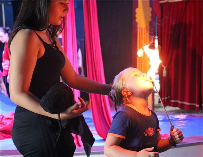 Die Zirkuswoche hatte vieles zu bieten: Selbst als Feuerschlucker wurden die Kinder geschult. Stadt Meckenheim