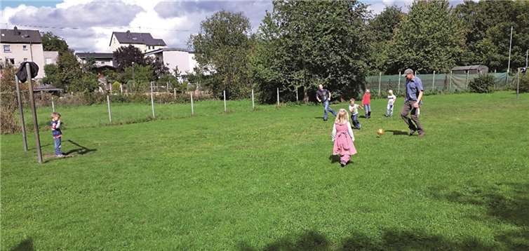 Die Zottelbärengruppe der katholischen Kindertagesstätte Mariengarten unternahm anlässlich ihres Gruppenfestes einen Ausflug in den Park zum Spielplatz am Plaidter Sauerwasser. privat