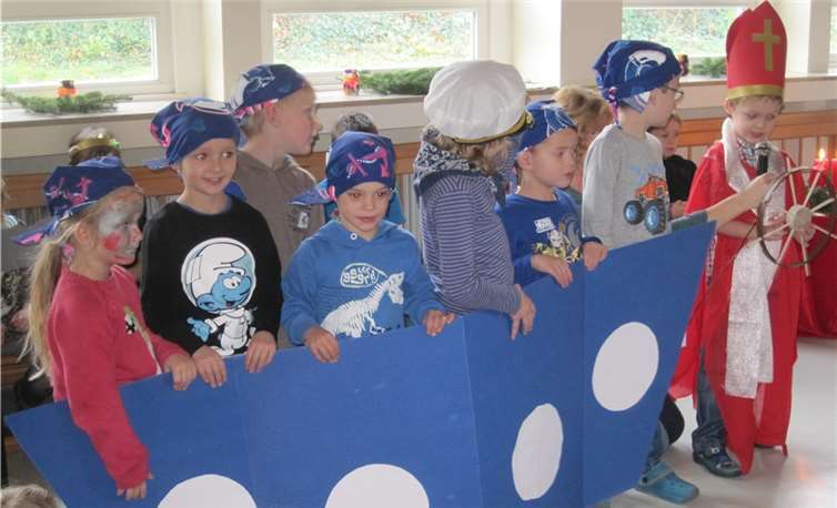 Die Zottelbärengruppe, eine Gruppe von 18 Kindern im Alter von drei bis sechs Jahren, hatte die Geschichte „Nikolaus und der Sturm auf dem Meer“ als kleines Theaterstück vorbereitet.privat
