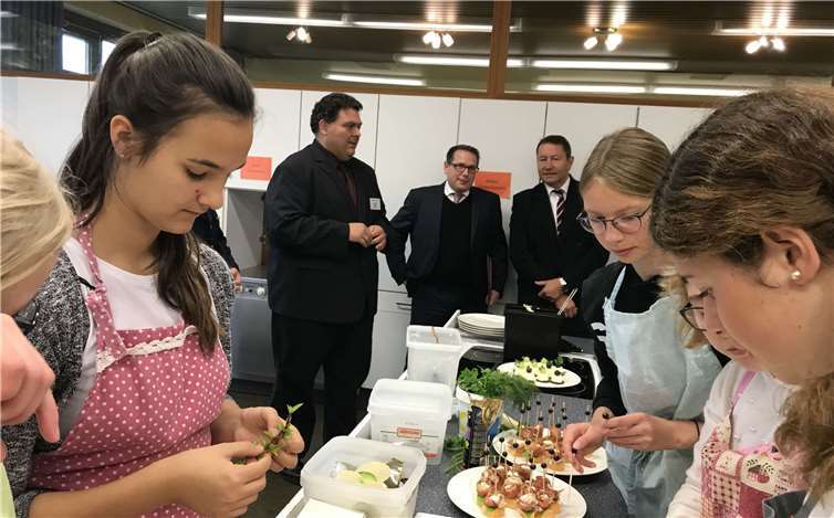 Die Zubereitung von Kanapees und anderen Leckereien in der Schulküche beobachtete die Besuchs-Delegation mit Interesse.