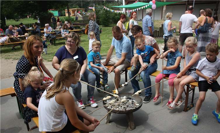 Die Zubereitung von Stockbrot und Marshmallows kam nicht nur bei den kleinen Gästen gut an. Fotos: privat