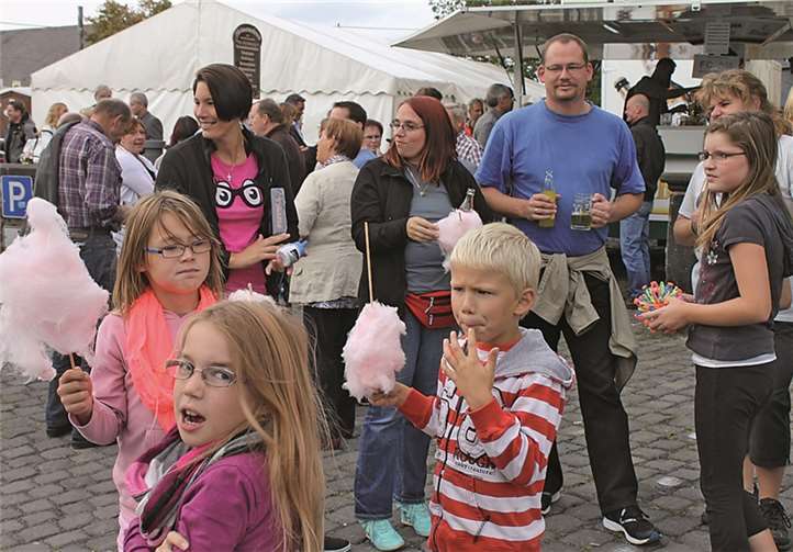 Die Zuckerwatte schmeckte den kleinen Kirmesbesuchern sichtlich.