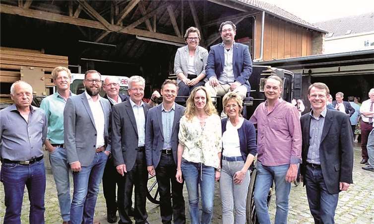 Die Zügel fest im Griff haben Oliver Wolf und Petra Zavelberg-Lohmer, hier mit dem erweiterten Vorstand des Gewerbevereins an einer der historischen Kutschen im Kutschenmuseum Mostert. WM