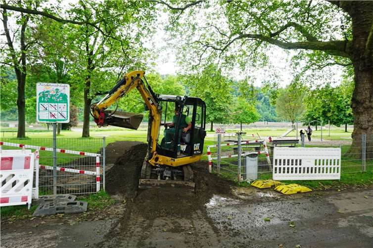 Die Zufahrt zum Spielplatz am Rhein in Neuendorf wird durch die Ausbildungskolonne der Stadtgärtner ausgebaut. Foto: Stadt Koblenz / Verena Groß