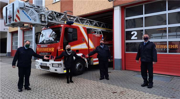 Die Zugführer der Kernstadt (LZ 1 Werner Proff und LZ 2 Michael Busch) waren über die Spende von Silvia Proff hocherfreut. Foto: Stadtverwaltung Andernach